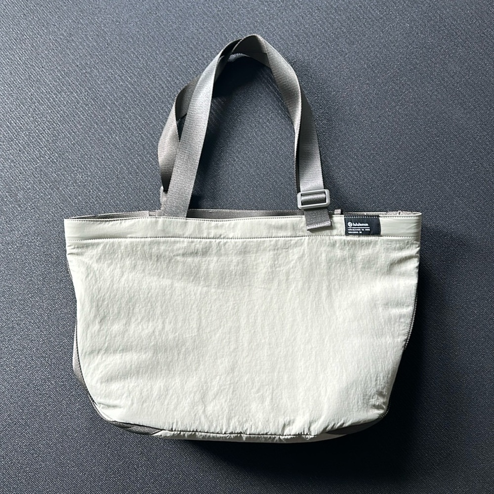Lululemon Clean Lines Tote 22L